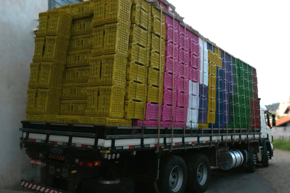 Caminhão carregado com caixas plásticas da Joagro