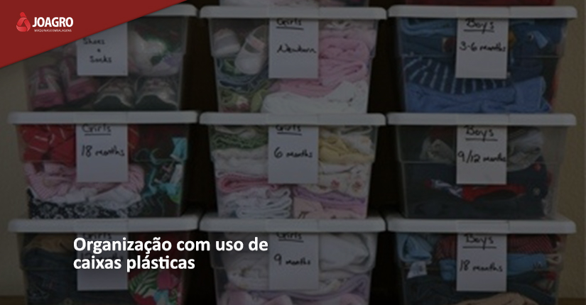 Organização com uso de caixas plásticas