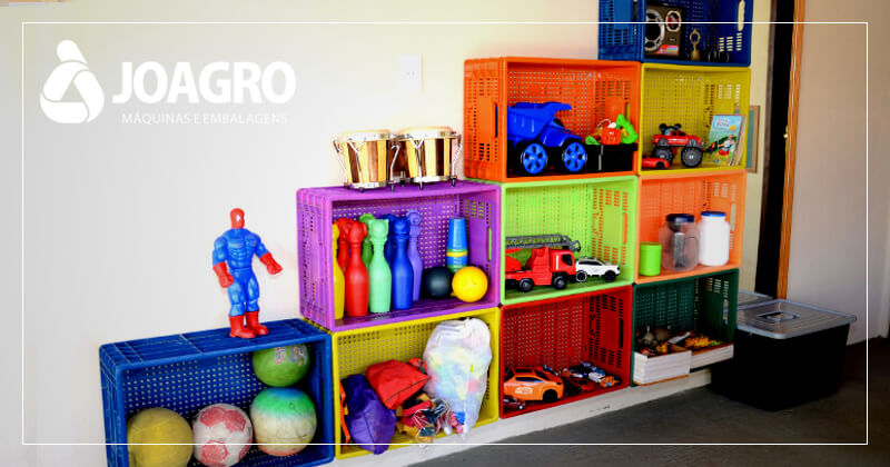 Decoração com caixas plásticas: organizando brinquedos