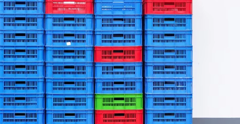 Caixa plástica empilhável: eficiência para o setor atacadista e hortifruti